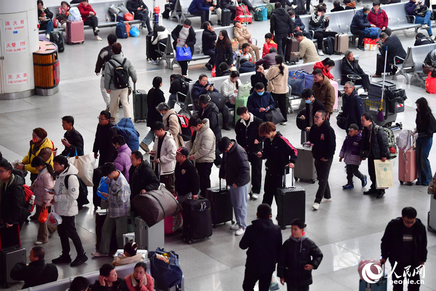 檢票口等待檢票的旅客。人民網記者 時雨攝