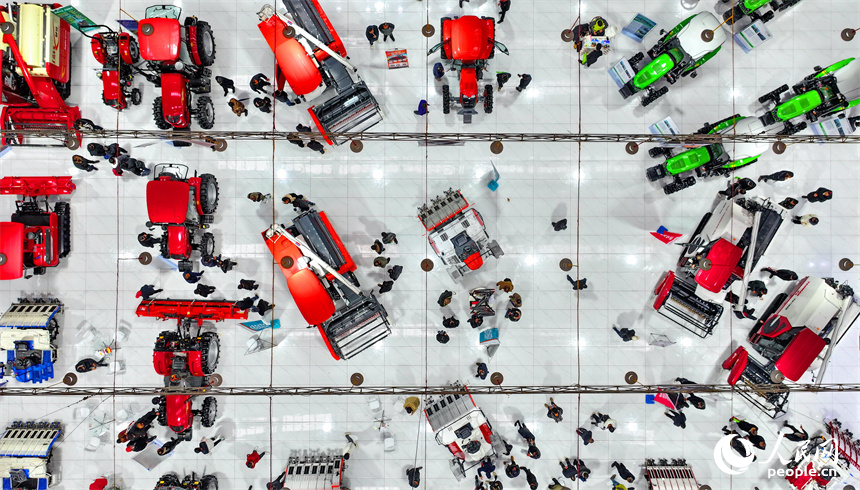 農戶在咨詢選購拖拉機、插秧機等農機產品。人民網 朱海鵬攝