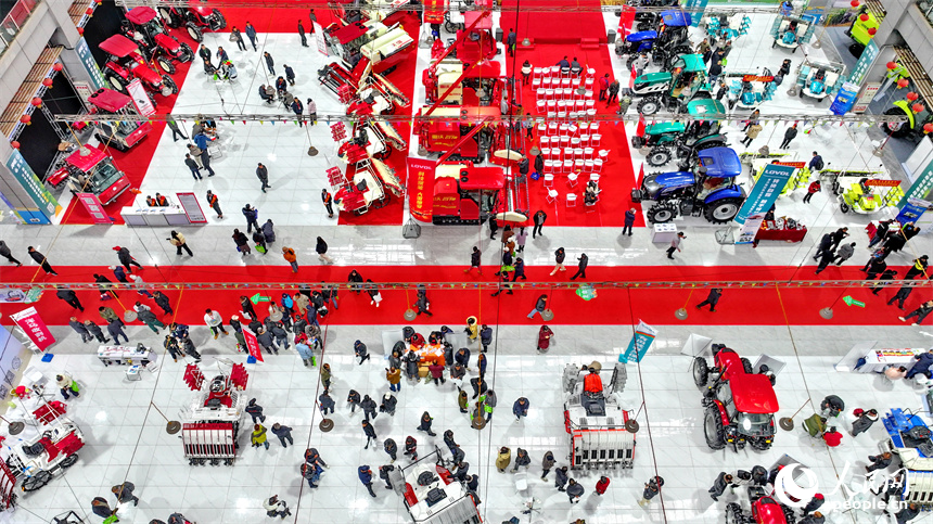 農戶在咨詢選購拖拉機、插秧機等農機產品。人民網 朱海鵬攝