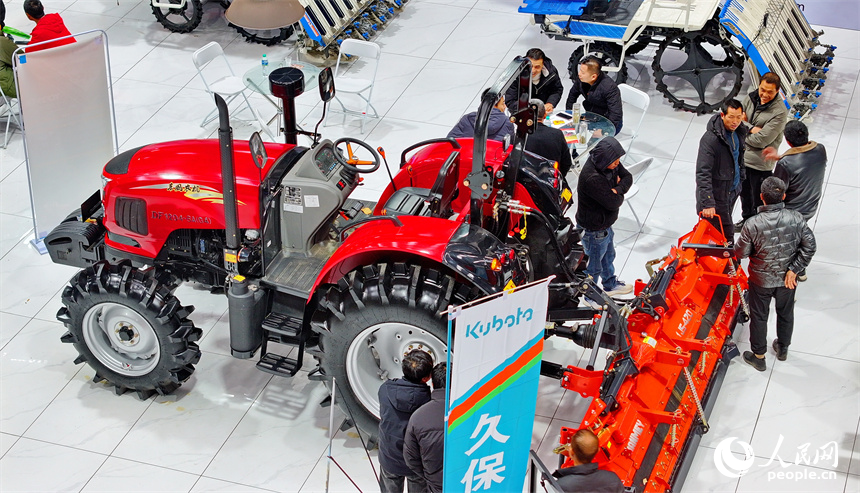 農戶在咨詢選購拖拉機、插秧機等農機產品。人民網 朱海鵬攝