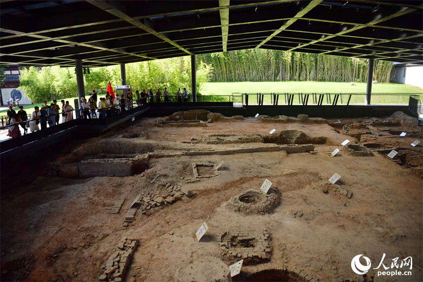 游客在江西景德鎮元明清制瓷業遺址群——御窯廠遺址內參觀（本網資料圖）。人民網記者 時雨攝