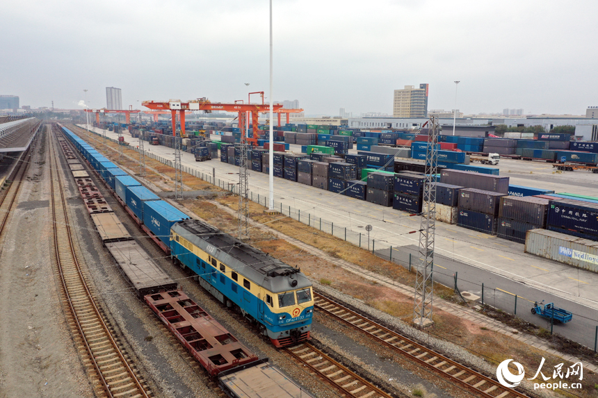 贛州國際陸港內，一列滿載貨箱的班列正駛離贛州國際陸港。人民網記者 時雨攝
