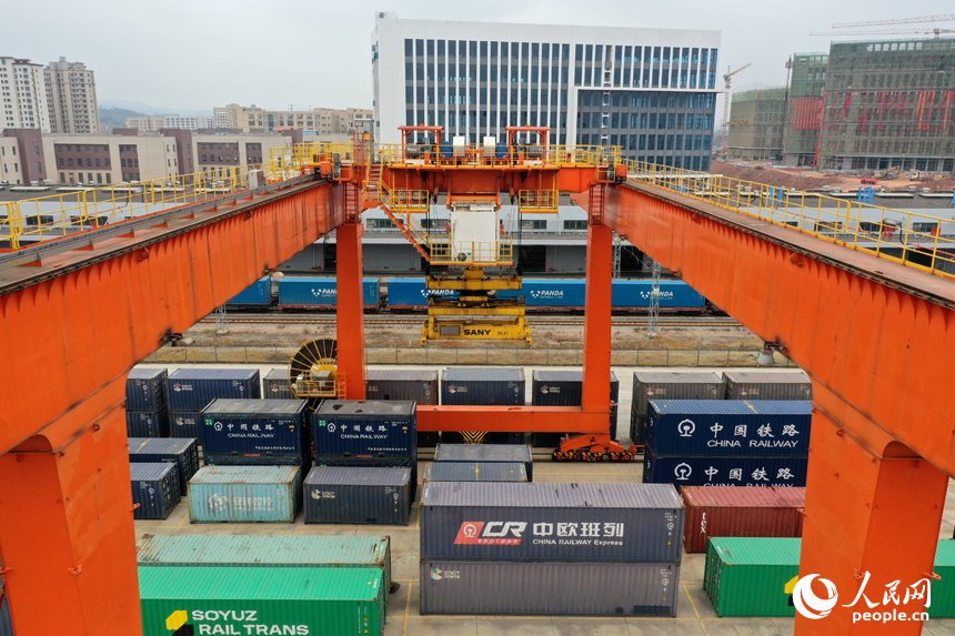 贛州國際陸港內，吊機正在裝卸中歐班列上的集裝箱。人民網記者 時雨攝