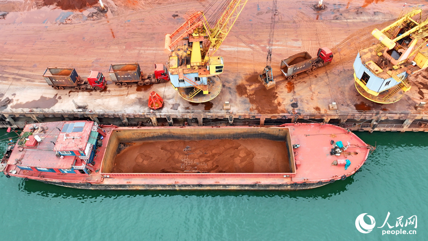 樟樹市河東港區樟樹港大碼頭，吊機在裝卸建筑砂石。人民網 朱海鵬攝
