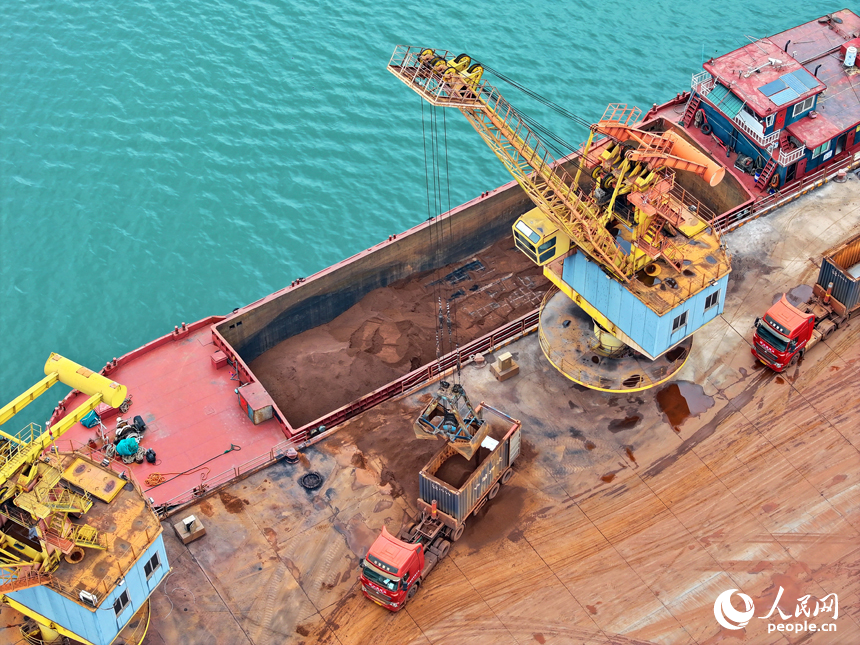 樟樹市河東港區樟樹港大碼頭，吊機在裝卸建筑砂石。人民網 朱海鵬攝