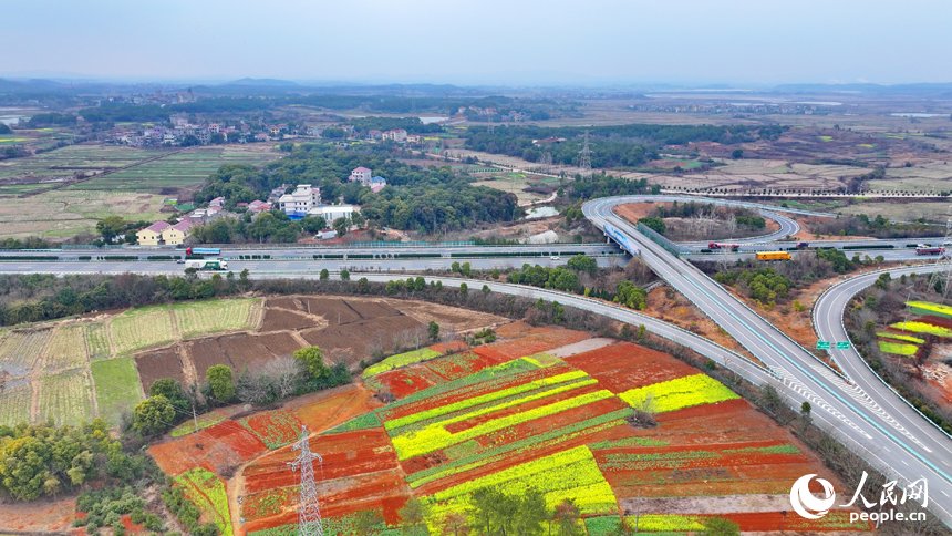 樟樹市城鄉的公路和大橋上，車輛往來疾馳。人民網 朱海鵬攝
