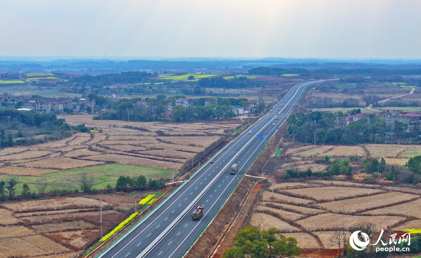 樟樹市城鄉的公路和大橋上，車輛往來疾馳。人民網 朱海鵬攝