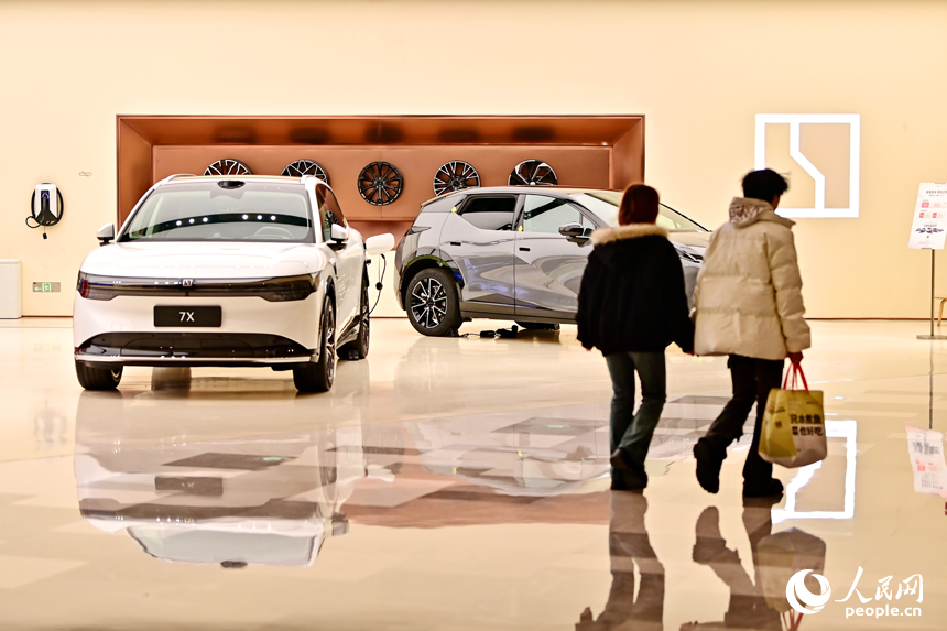 南昌市紅谷灘區的一家大型商場的汽車展示銷售區，不少顧客咨詢選購新能源汽車。人民網 朱海鵬攝