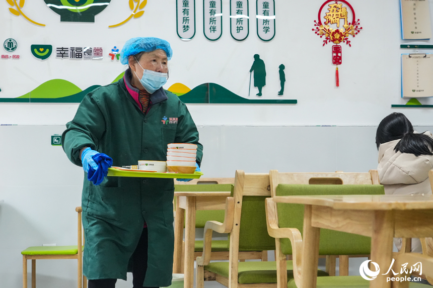 江西省南昌市東湖區光明社區幸福食堂，工作人員正在回收餐具。人民網 孔文進攝