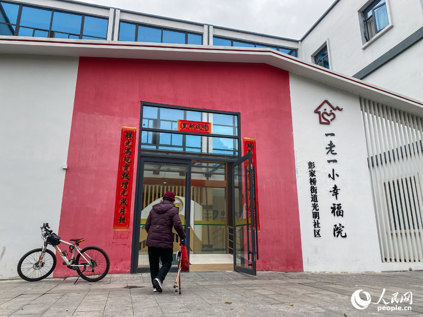 江西省南昌市東湖區光明社區，老年人正在前往幸福食堂就餐。人民網 孔文進攝