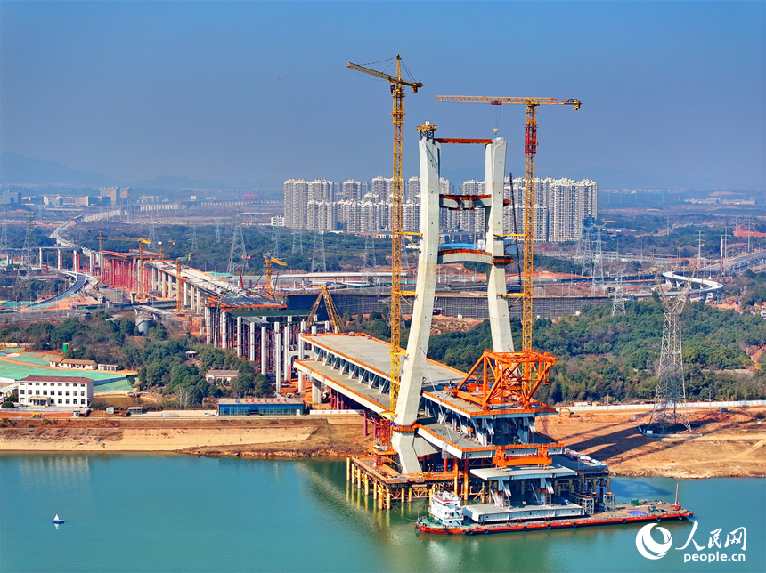 揚子洲贛江公鐵大橋建設現場，主橋箱梁安裝有序推進。人民網 朱海鵬攝