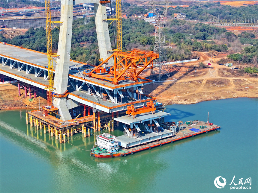 揚子洲贛江公鐵大橋建設現場，主橋箱梁安裝有序推進。人民網 朱海鵬攝