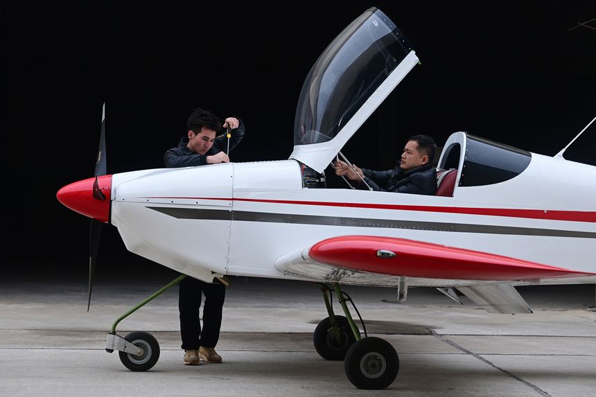 萬載縣一家飛機制造有限公司車間，工作人員正在對輕型運動類飛機進行組裝調試。鄧龍華攝