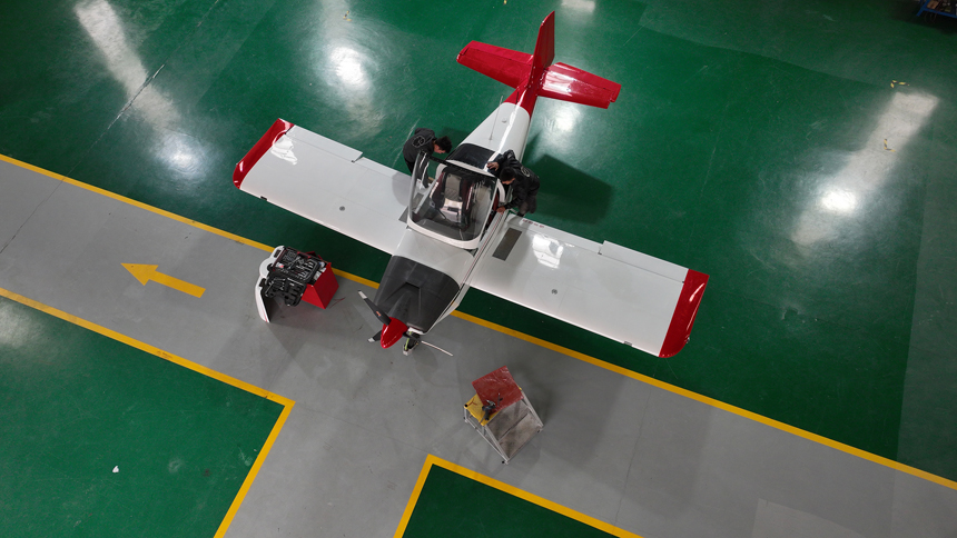 萬載縣一家飛機制造有限公司車間，工作人員正在對輕型運動類飛機進行組裝調試。鄧龍華攝