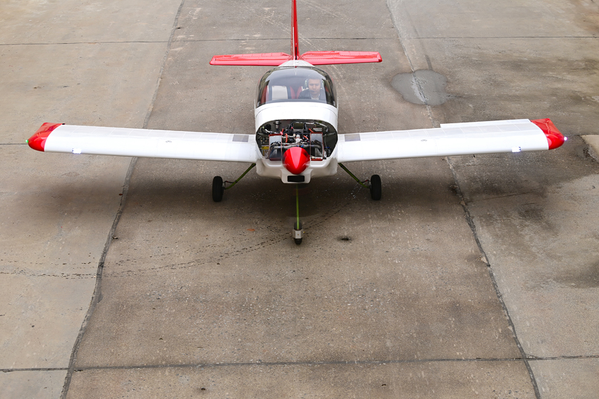 萬載縣一家飛機制造有限公司車間，工作人員正在對輕型運動類飛機進行組裝調試。鄧龍華攝