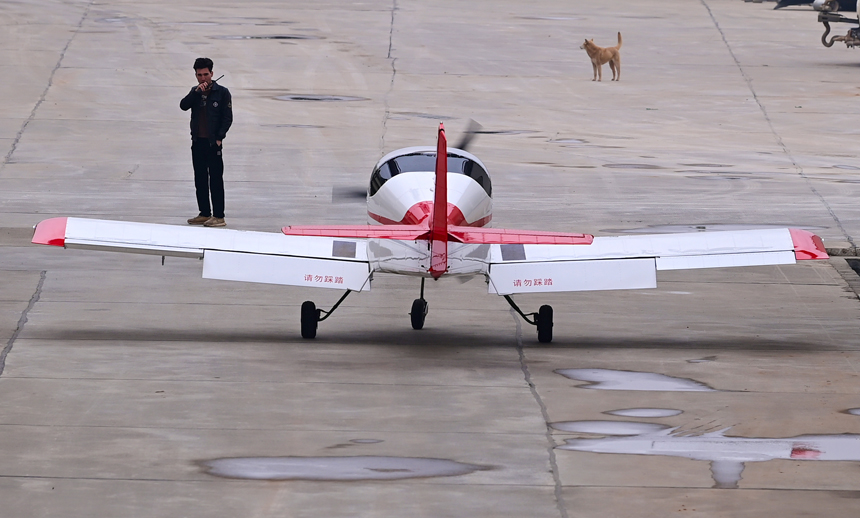 萬載縣一家飛機制造有限公司車間，工作人員正在對輕型運動類飛機進行組裝調試。鄧龍華攝