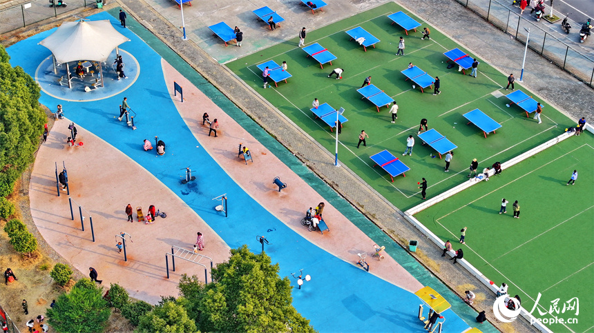 吉安市吉水縣縣城的一處“口袋公園”，市民在參與籃球、乒乓球等體育健身活動。人民網 朱海鵬攝