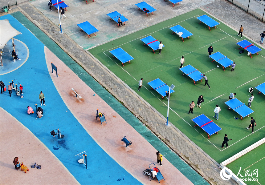吉安市吉水縣縣城的一處“口袋公園”，市民在參與籃球、乒乓球等體育健身活動。人民網 朱海鵬攝