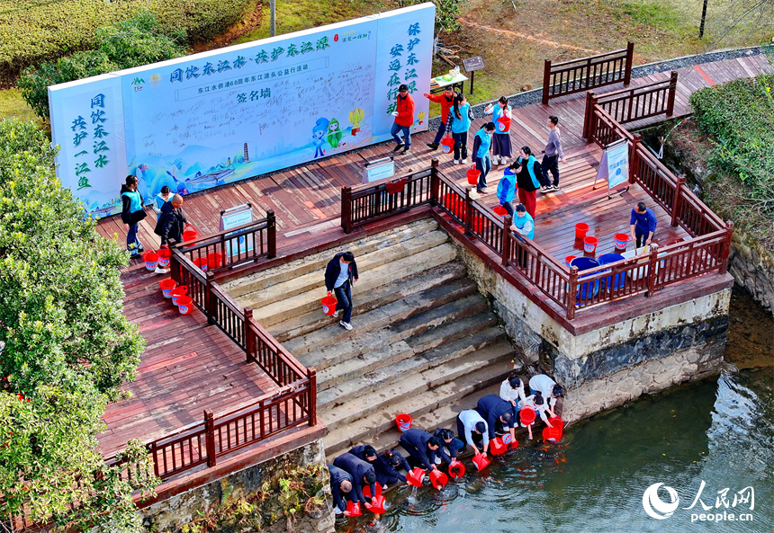 游客在贛州市安遠縣三百山景區參與增殖放流公益活動。人民網 朱海鵬攝