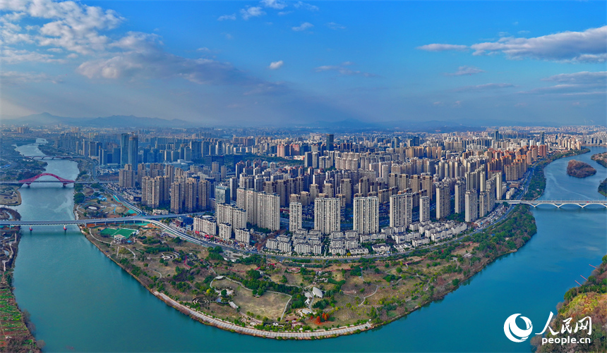 贛州市中心城區，鱗次櫛比的高樓與河流、橋梁、快速公路相得益彰，構成一幅現代化城市風光畫卷。人民網 朱海鵬攝
