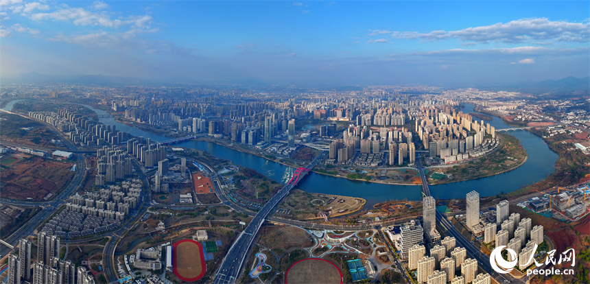 贛州市中心城區，鱗次櫛比的高樓與河流、橋梁、快速公路相得益彰，構成一幅現代化城市風光畫卷。人民網 朱海鵬攝