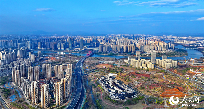 贛州市中心城區，鱗次櫛比的高樓與河流、橋梁、快速公路相得益彰，構成一幅現代化城市風光畫卷。人民網 朱海鵬攝