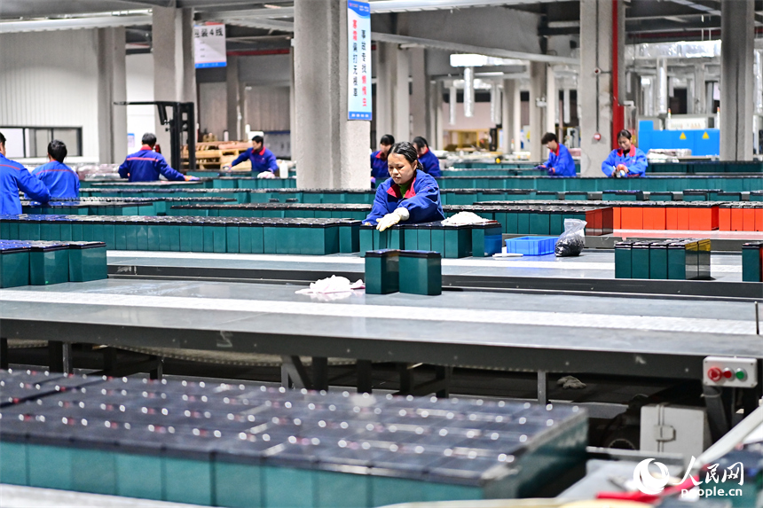 工人在自動化生產線上加工蓄電池訂單產品，滿足日益增長的市場需求。人民網 朱海鵬攝