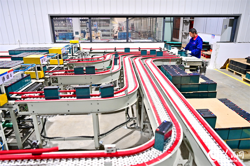 工人在自動化生產線上加工蓄電池訂單產品，滿足日益增長的市場需求。人民網 朱海鵬攝