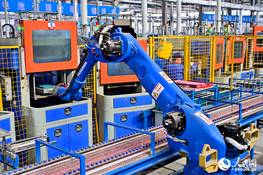 贛州市信豐縣的一家電動自行車蓄電池生產企業智能制造車間內，自動機器人手臂運轉有序。人民網 朱海鵬攝