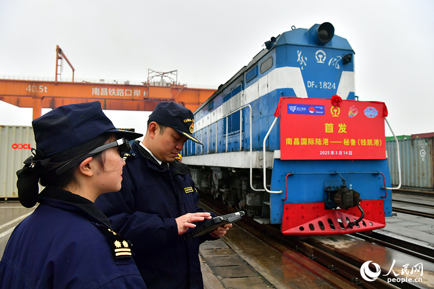 海關工作人員佩戴AR“慧眼云鏡”對鐵海聯運外貿班列進行監管?！盎垩墼歧R”可將監管現場音視頻回傳，進行遠程共享視野和聽覺信息，實現即時的問題解決和技術支持。人民網記者 時雨攝