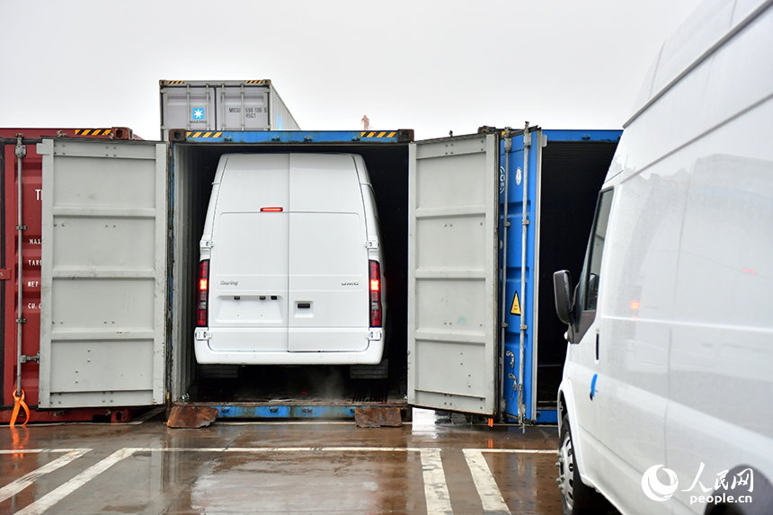 南昌國際陸港內，“江西制造”汽車整車駛入集裝箱，將通過鐵海聯運外貿班列出口海外。人民網記者 時雨攝