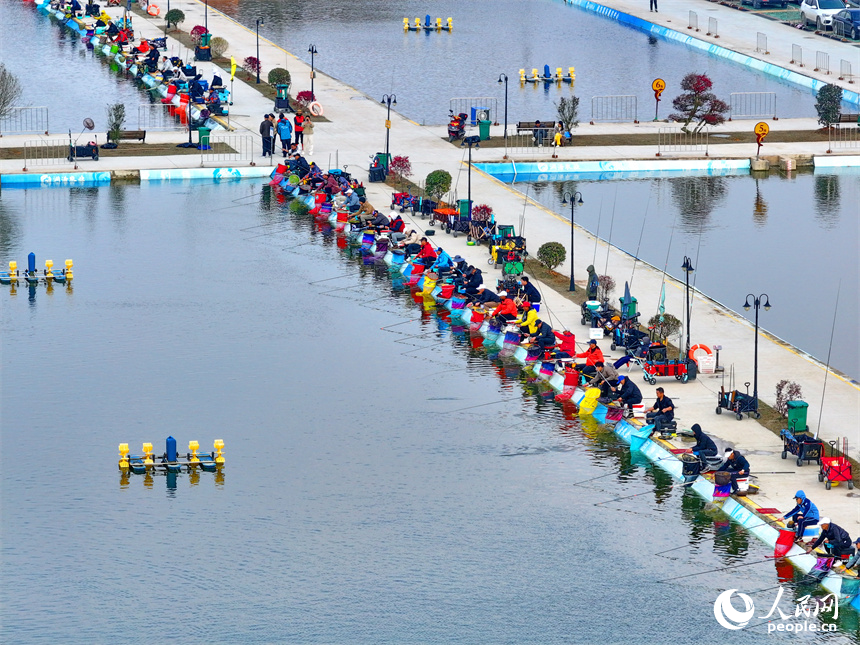 撫州市金溪縣瑯琚鎮楓山村的一處鄉村垂釣基地，垂釣愛好者在進行釣魚競技比賽。人民網 朱海鵬攝