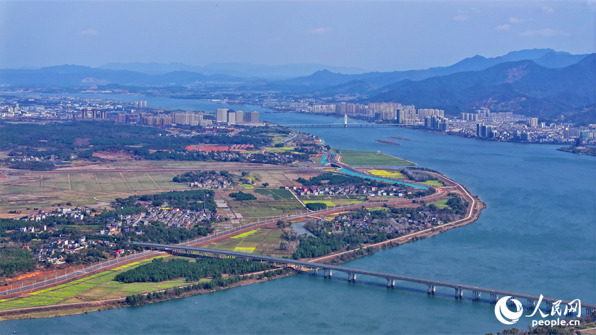 吉安市吉水縣文峰鎮，贛江沿線綠道蜿蜒，樹木林立，呈現出一幅水清岸綠景美景色美的畫卷。人民網朱海鵬攝