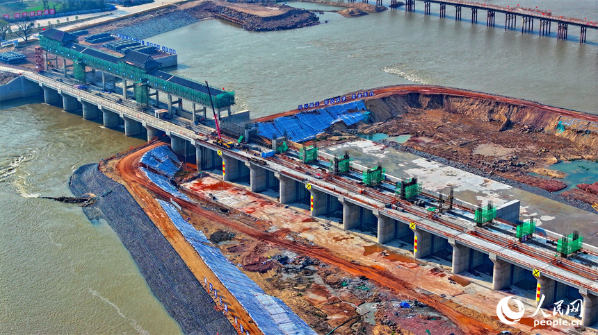 撫州市金溪縣滸灣鎮，疏山水利樞紐工程施工現場塔吊林立，工人在建設樞紐水閘和大壩。人民網 朱海鵬攝