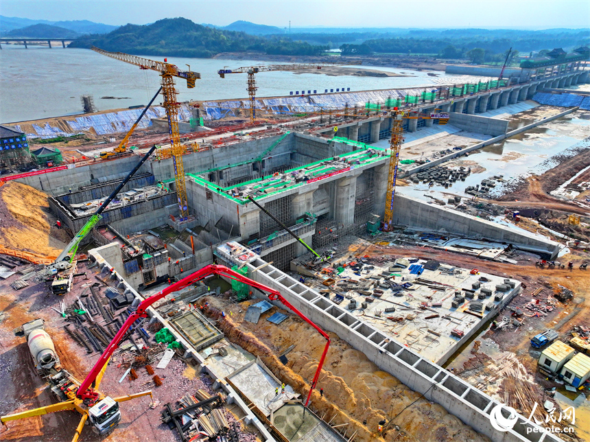 撫州市金溪縣滸灣鎮，疏山水利樞紐工程施工現場塔吊林立，工人在建設樞紐水閘和大壩。人民網 朱海鵬攝