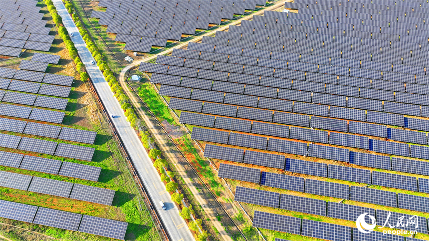 位于豐城市的國家能源集團豐城光伏發電項目泉塘光伏電站，連片的光伏發電板依次排列，熠熠生輝。人民網 朱海鵬攝