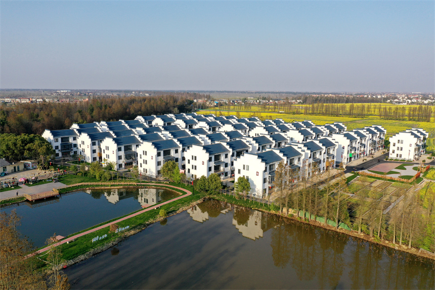 航拍鏡頭下，南昌縣南新鄉山上村山上新村呈現宜居和美的農村新貌。人民網記者 時雨攝