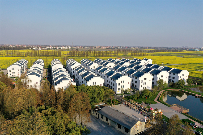 航拍鏡頭下，南昌縣南新鄉山上村山上新村呈現宜居和美的農村新貌。人民網記者 時雨攝