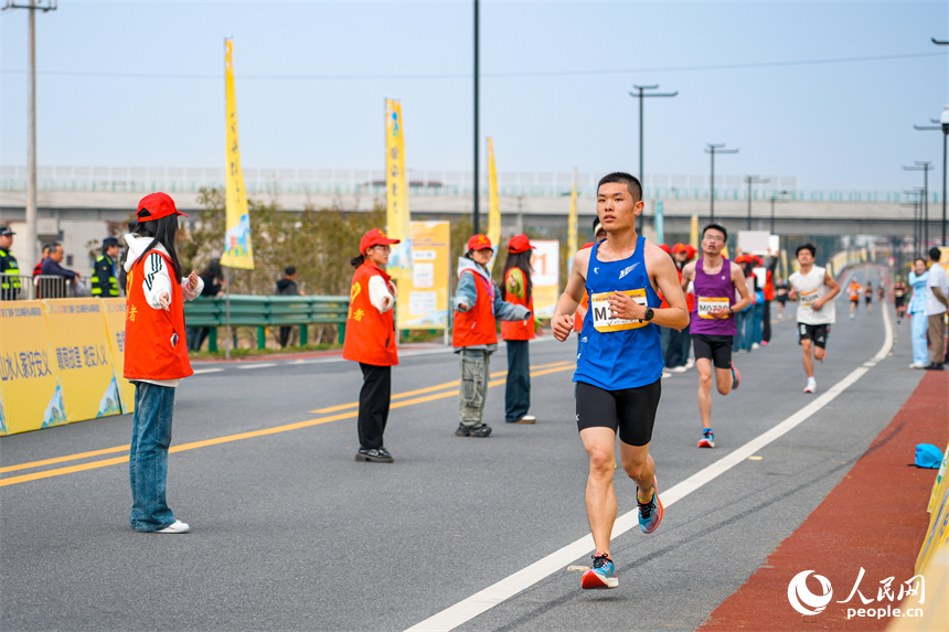 比賽正酣，選手們在賽道上奮勇前行。人民網 涂詩軒攝