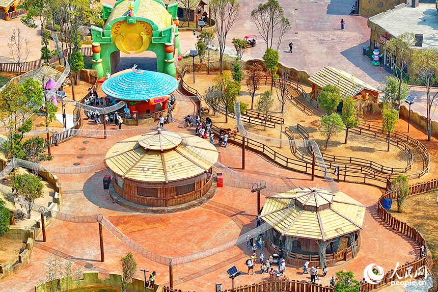 豐城市唯美動物園，許多游客前來觀賞游玩，盡享春日好時光。人民網 朱海鵬攝