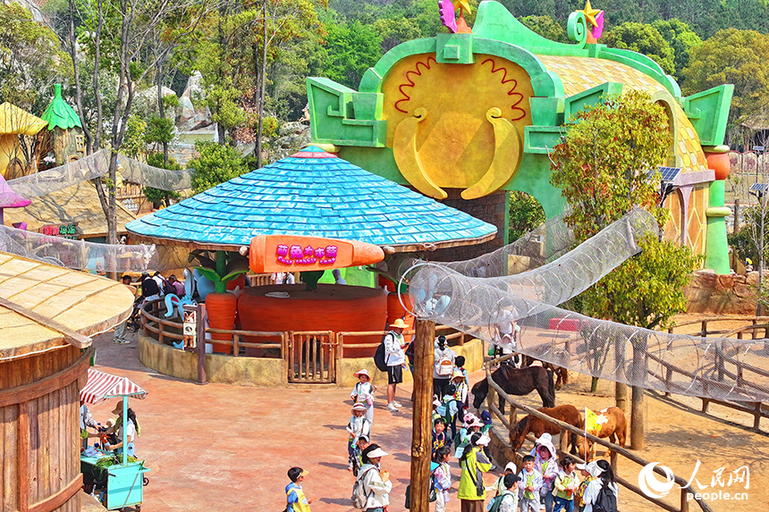 豐城市唯美動物園，許多游客前來觀賞游玩，盡享春日好時光。人民網 朱海鵬攝