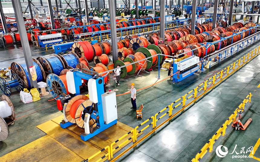 豐城市的年產15萬噸再生銅綜合利用及精深加工項目生產車間內，工人在加工電線電纜。人民網 朱海鵬攝