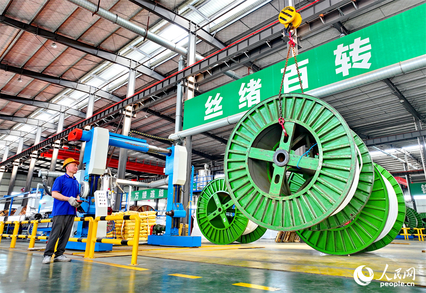 豐城市的年產15萬噸再生銅綜合利用及精深加工項目生產車間內，工人在加工電線電纜。人民網 朱海鵬攝