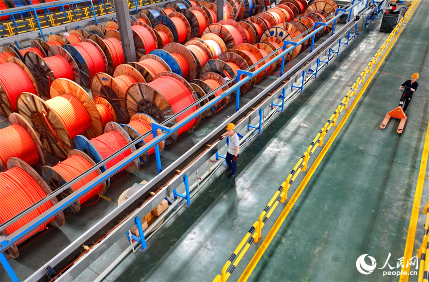 豐城市的年產15萬噸再生銅綜合利用及精深加工項目生產車間內，工人在加工電線電纜。人民網 朱海鵬攝