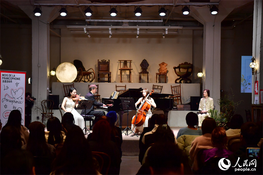 中外藝術家聯袂呈現鋼琴三重奏與法語詩歌朗誦，吸引大學生和藝術愛好者參與。人民網記者 時雨攝