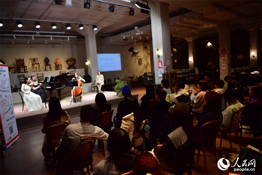 中外藝術家聯袂呈現鋼琴三重奏與法語詩歌朗誦，吸引大學生和藝術愛好者參與。人民網記者 時雨攝