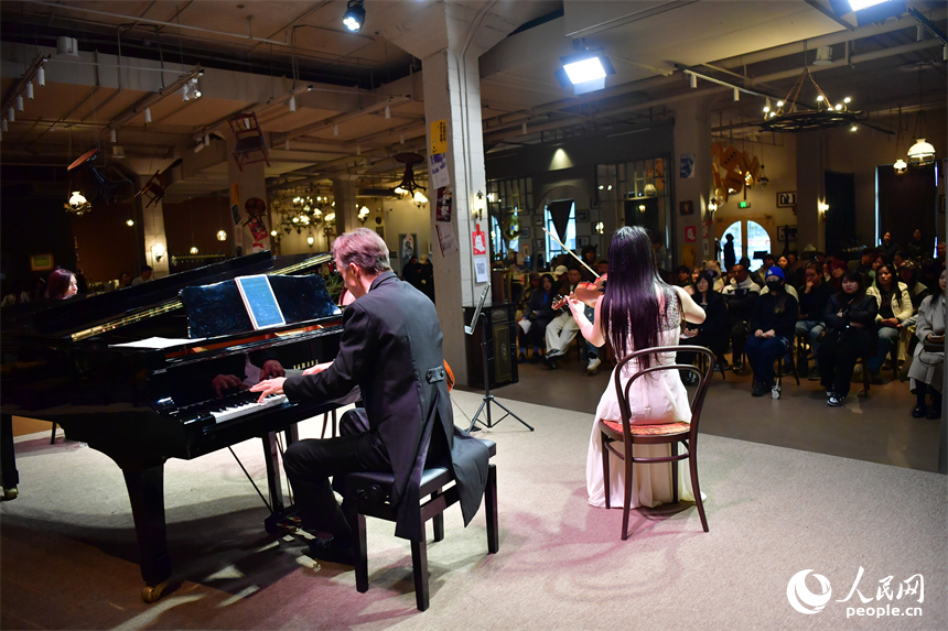 中外藝術家聯袂呈現鋼琴三重奏與法語詩歌朗誦，吸引大學生和藝術愛好者參與。人民網記者 時雨攝