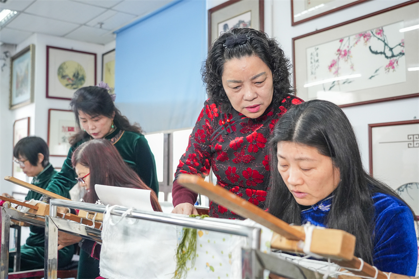 余正連在指導徒弟創作。人民網 孔文進攝