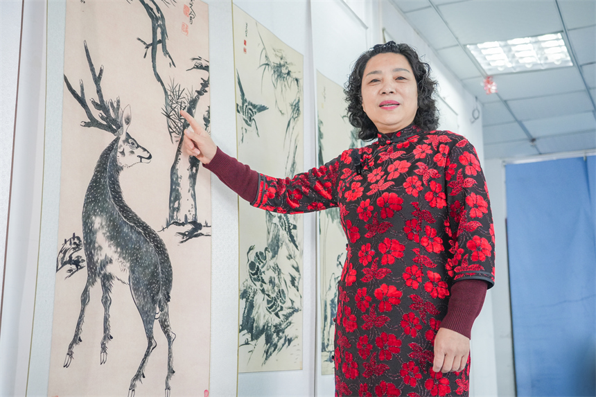 余正連在介紹繡坊的部分刺繡作品。人民網 孔文進攝