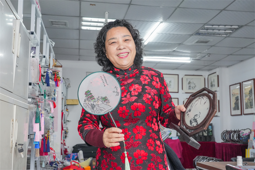 余正連在介紹繡坊的部分刺繡作品。人民網 孔文進攝